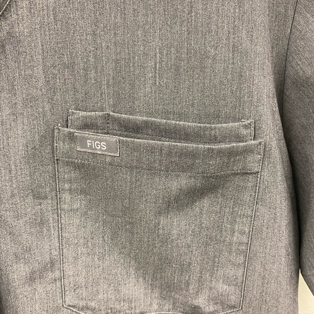 FIGS Leon™ Three-Pocket Scrub Top in Graphite Size Large - Picture 6 of 12